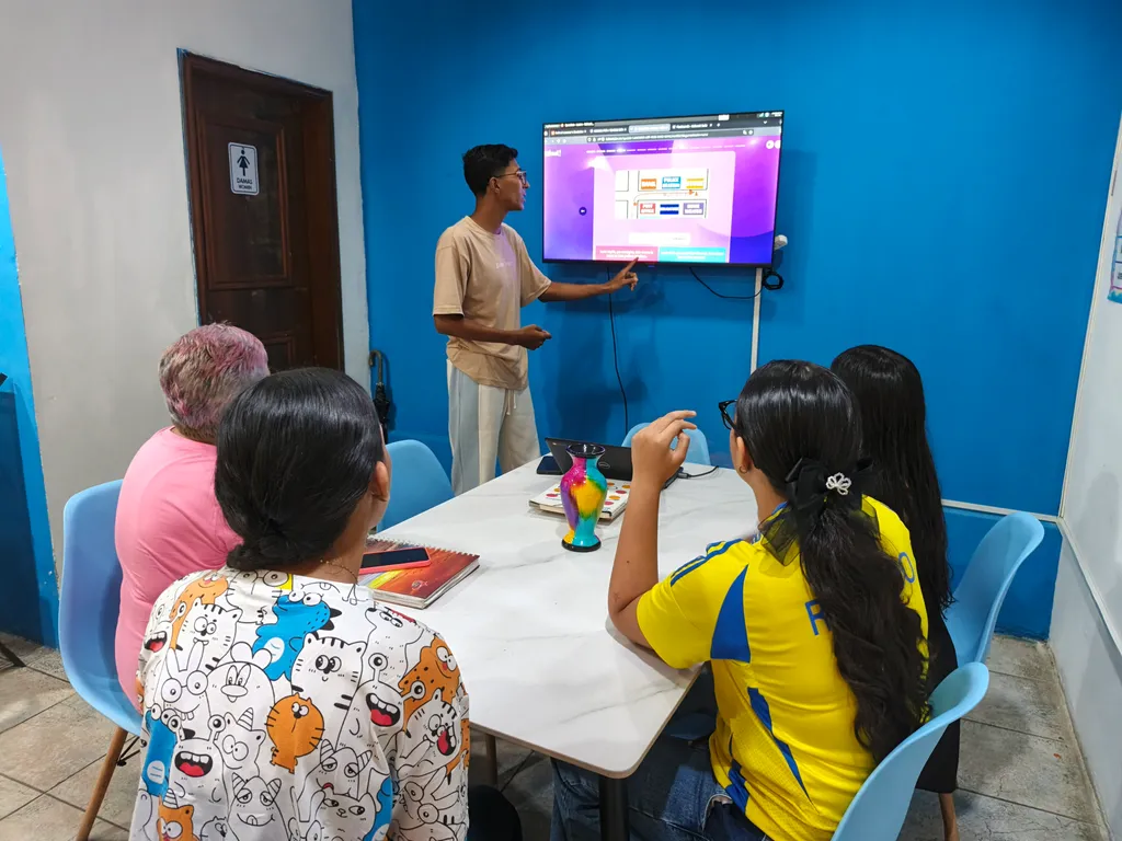 Estudiantes participando activamente en una clase de inglés moderna