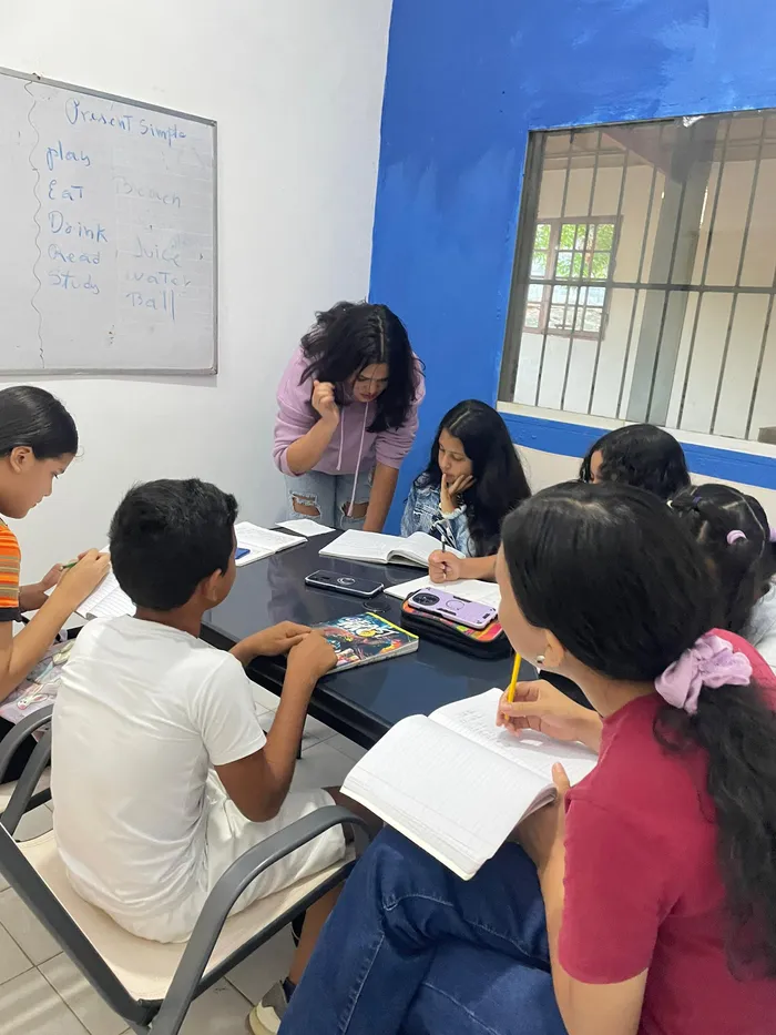 Estudiantes en clase grupal