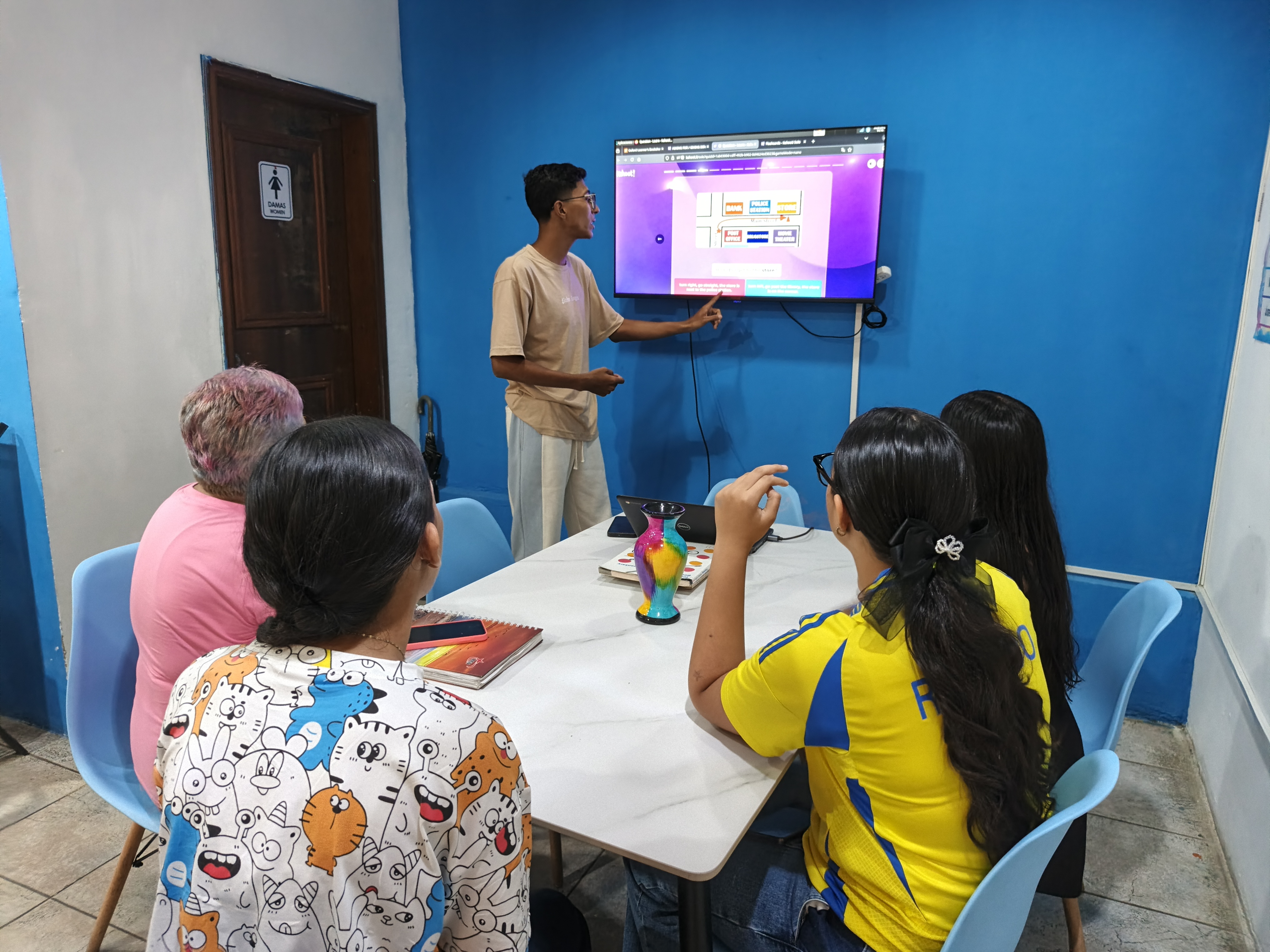 Estudiantes participando activamente en una clase de inglés moderna