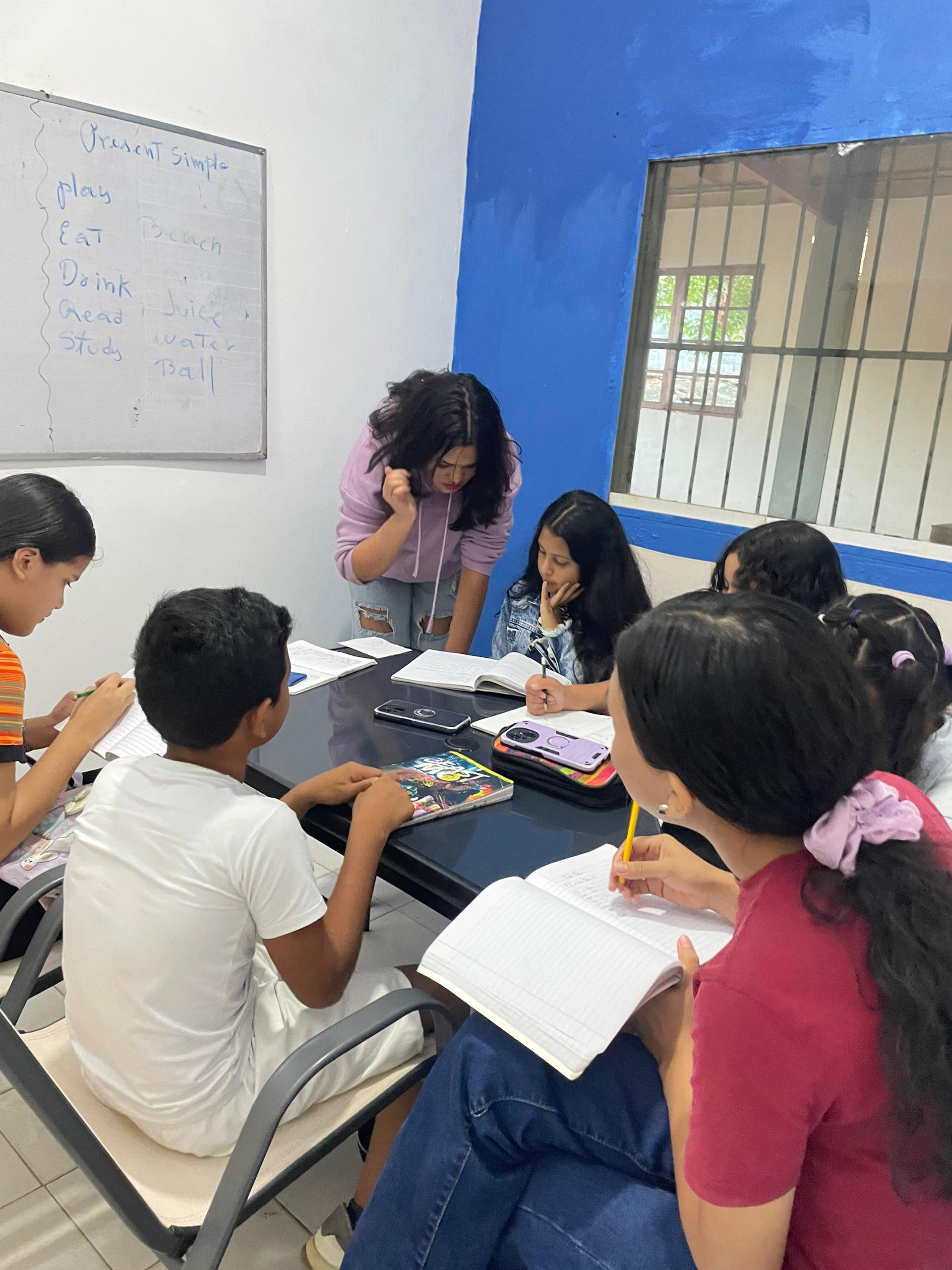 Estudiantes en clase grupal