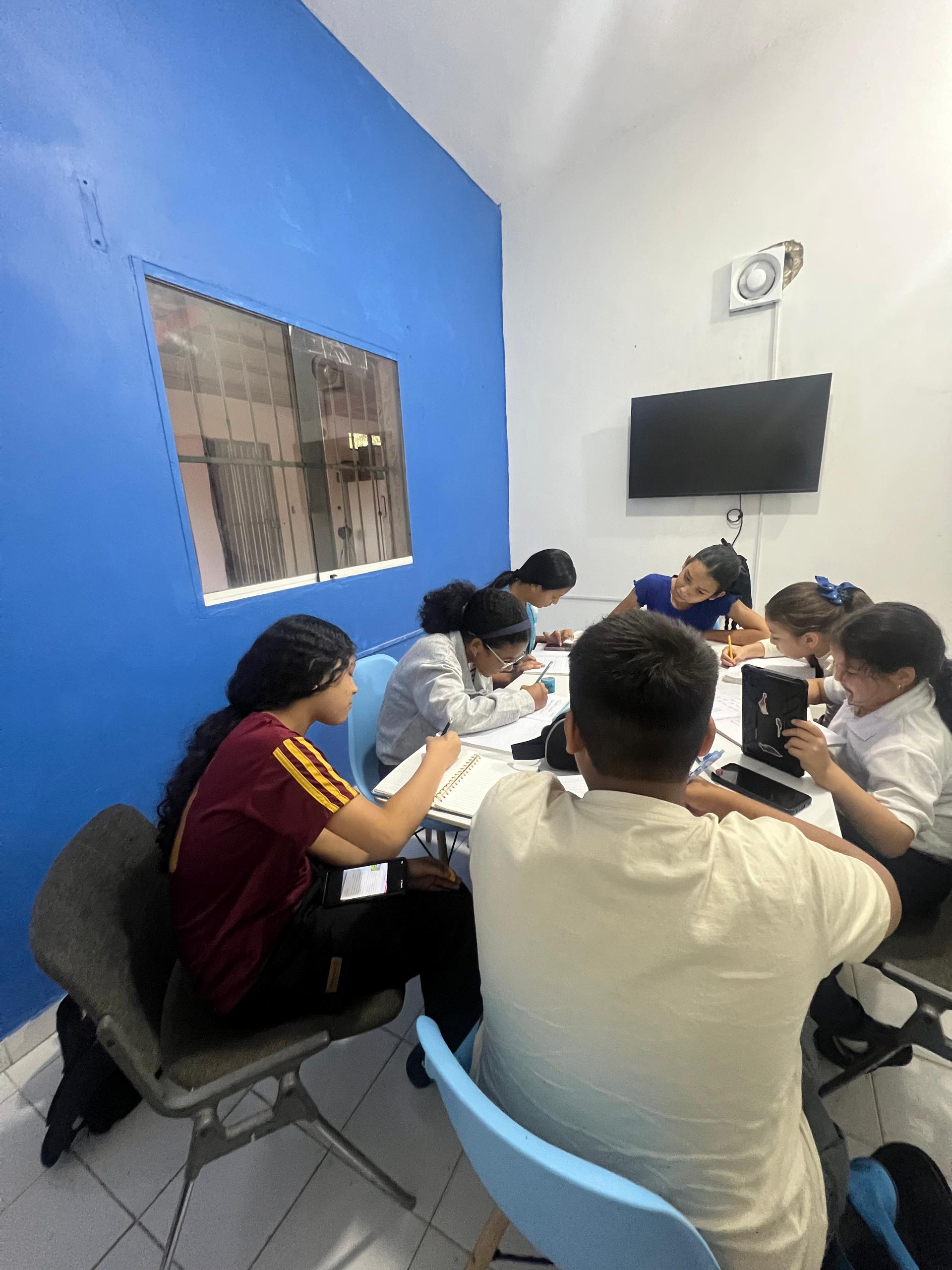 Estudiantes participando en clase
